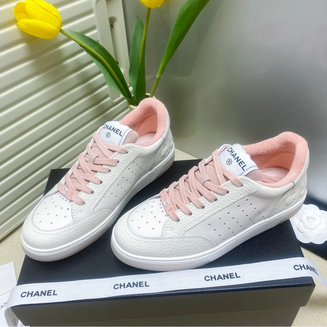 👟👟Ex-factory price 480🐹🐹Women's shoes, women's clothing chanel~~Chanel's latest 2022 panda shoes, skateboard shoes, sneakers, out of stock king @counters are out of stock everywhere〰It's hard to reserve even if you have money❗️ The fresh splicing style is really super nice...Xiaohongshu, Internet celebrity anchors, and blog owners have already started to call ❤ Original calfskin fabric, original towel lining, logo stamping process, two-color T👟👟 ex-factory price U outsole, lasting process, foot pad latex all custom molded... 🎁Supporting packaging 35-40 regular size